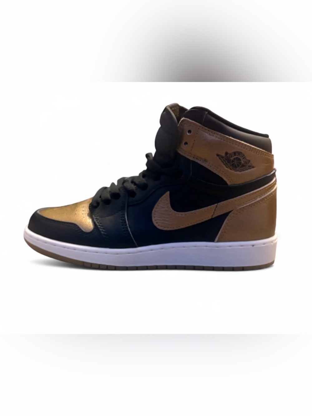Jordan 1 Retro High OG
Black Metallic Gold